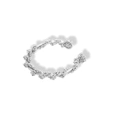 Brazalete con tejido envolvente plateado vista lateral